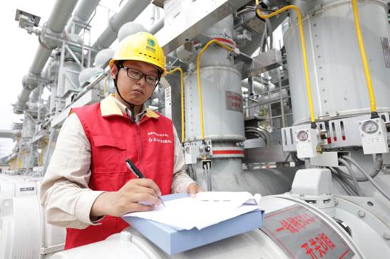 6月30日，國家電網工作人員在寧波500千伏甬港變進行投運啟動操作。