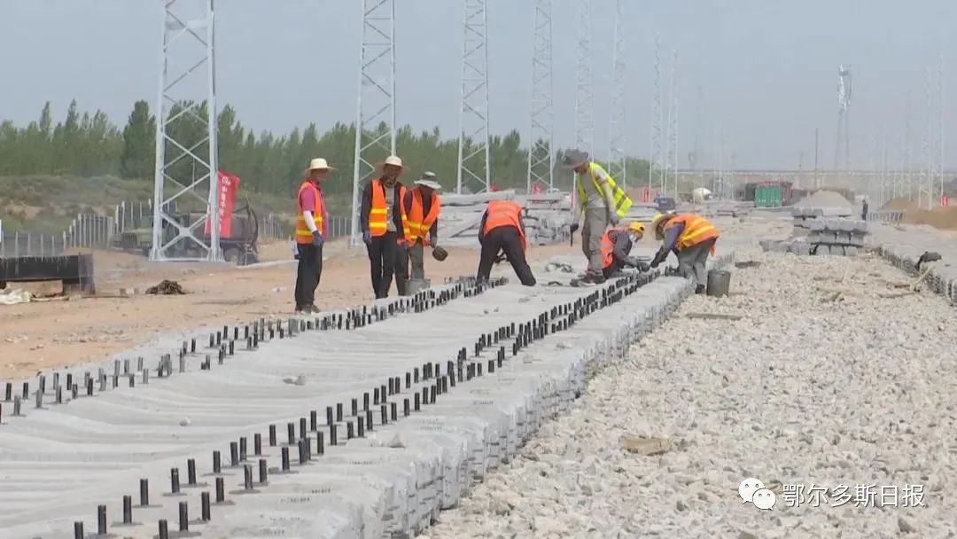 鄂爾多斯又一重要煤炭鐵路專運線開始鋪軌