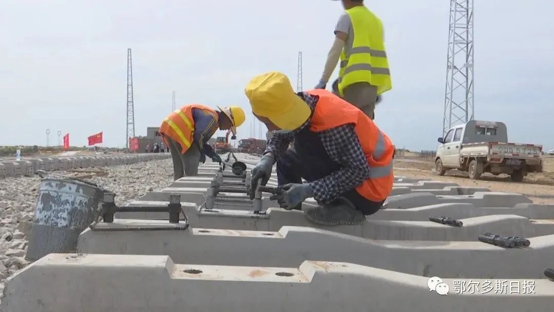 鄂爾多斯又一重要煤炭鐵路專運線開始鋪軌