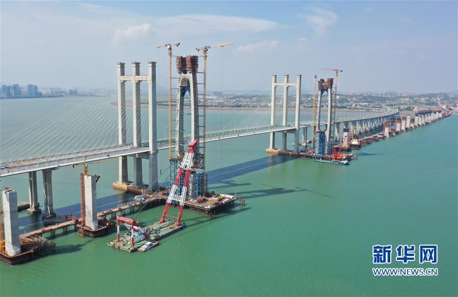 （經濟）（1）新建福廈鐵路泉州灣跨海大橋首榀鋼箱梁順利吊裝