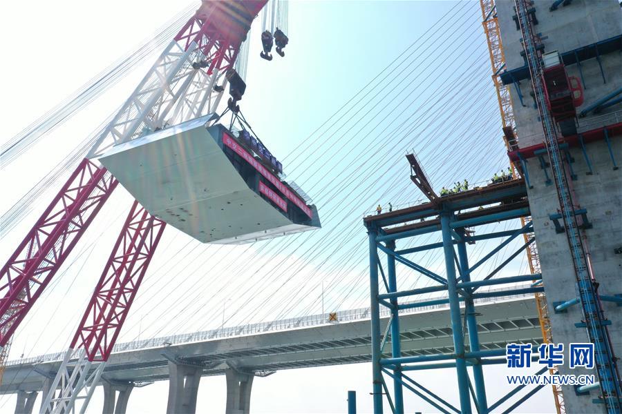 （經濟）（5）新建福廈鐵路泉州灣跨海大橋首榀鋼箱梁順利吊裝