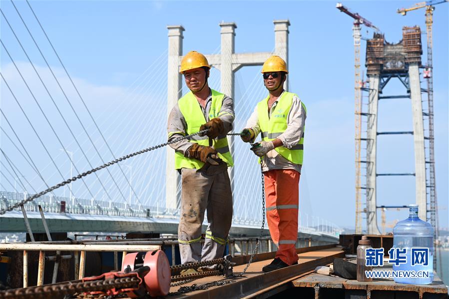 （經濟）（3）新建福廈鐵路泉州灣跨海大橋首榀鋼箱梁順利吊裝