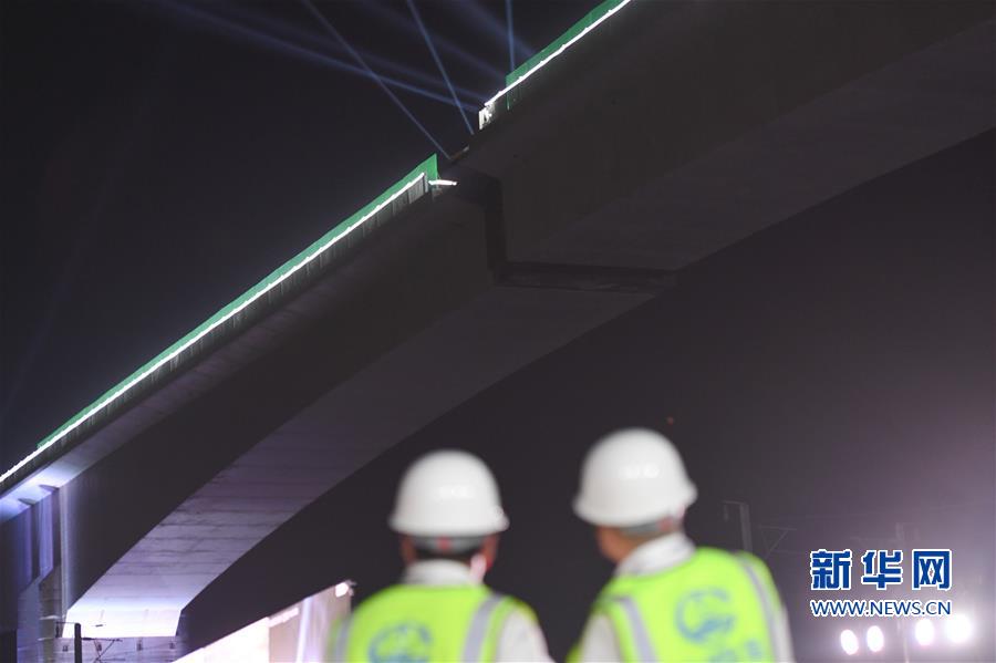 （經濟）（2）新建福廈鐵路西溪特大橋跨杭深鐵路轉體梁成功轉體