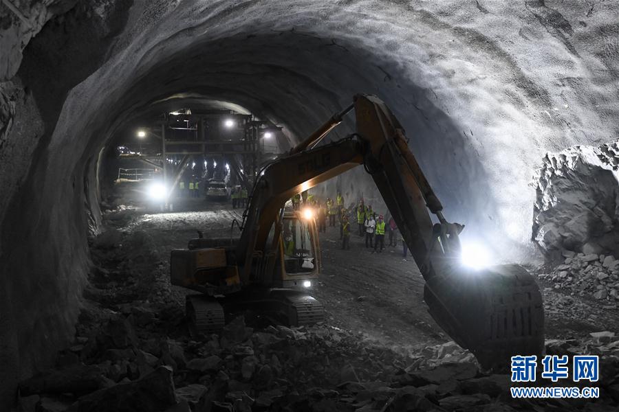 （經濟）（2）廣東：韶新高速松山隧道全線貫通