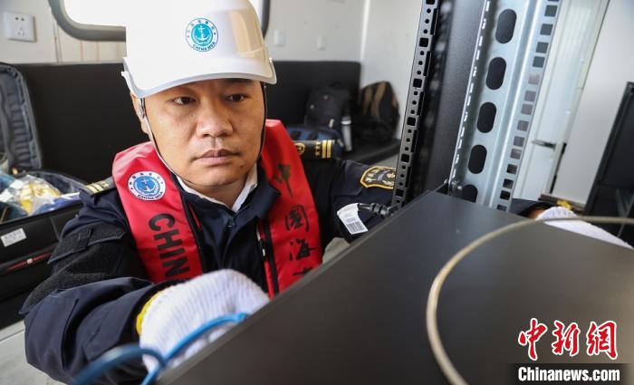 圖為基站工作人員檢測網絡跳線?！↓嬸﹪?攝 攝