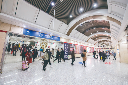 　　解放大路站是長春軌道交通1號線與2號線換乘站，寬敞的換乘大廳讓市民享受軌道交通出行的便利。 張揚 攝