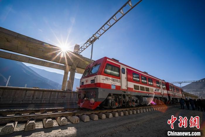 資料圖為拉林鐵路正線軌道全部鋪通,一輛軌道車(chē)行駛在拉林鐵路上。<a target='_blank' >中新社</a>記者 何蓬磊 攝 點(diǎn)擊進(jìn)入下一頁(yè)