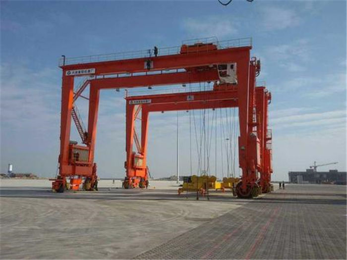 天津起重機(jī)-港口軌道式起重機(jī)
